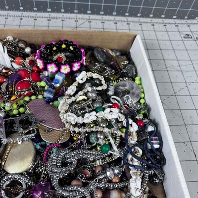 Tray of Mixed tray of Costume Jewelry