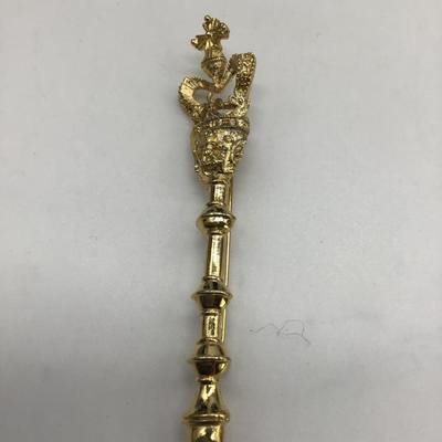 Vintage throne pin
