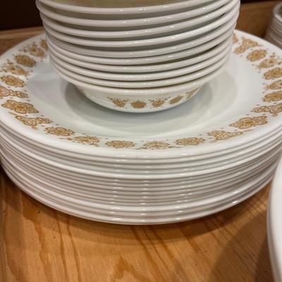 K18- Corelle Dishes & 2 large serving bowls