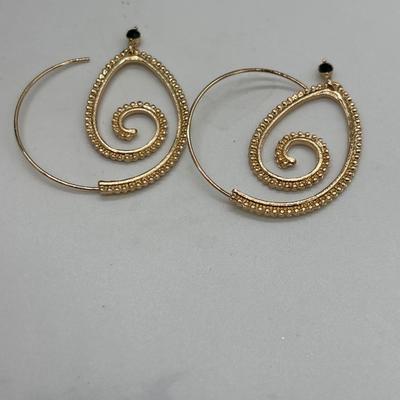 Spiral design earrings hoops