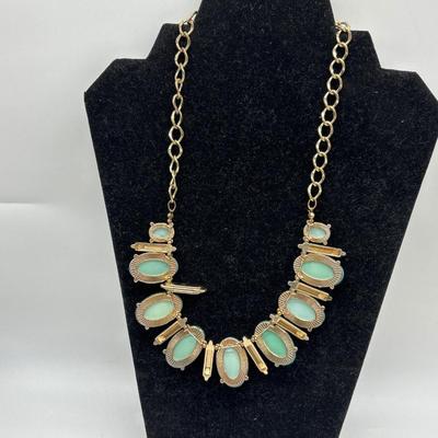 Bulky green fashion necklace