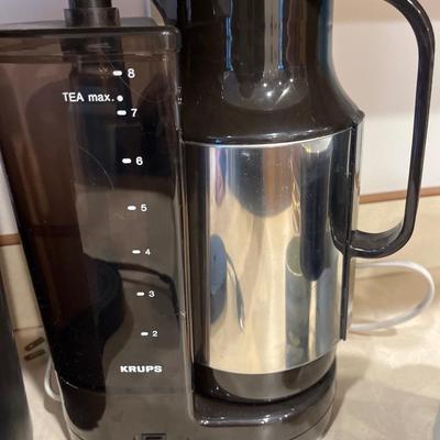 K29- Keurig coffee maker, Krups tea maker & mugs
