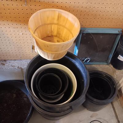 2 BIRD FEEDERS, HOSE SPRAYERS, LARGE RUBBER FEEDING BOWLS AND MORE