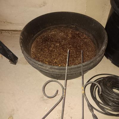 2 BIRD FEEDERS, HOSE SPRAYERS, LARGE RUBBER FEEDING BOWLS AND MORE