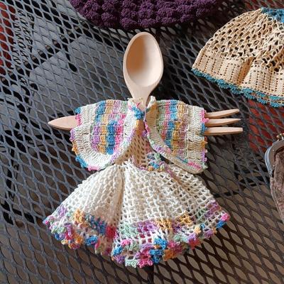 HAND CROCHETED KITCHEN ITEMS AND A HAT, OLD COIN PURSE, GLASSES AND PURSE &