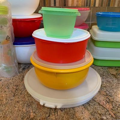 LOT 19: Large Collection of Tupperware