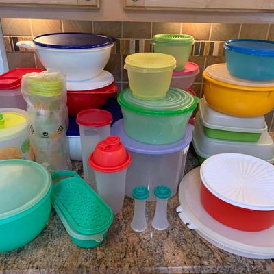 LOT 19: Large Collection of Tupperware