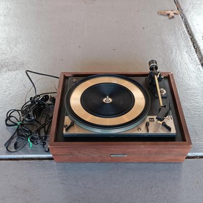 LOT 37: United Audio Dual 1209 Automatic 3 Spd Turntable w/ Assortment of 45s