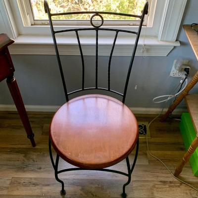 LOT 20 Z: Victorian Inspired Console Table w/ Table Lamp & Wrought Iron/Wood Side Chair w/ Round Cushion