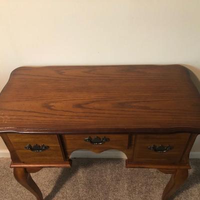 LOT 42B: Vintage Queen Anne Style Desk / Vanity