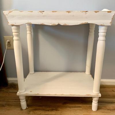 LOT 104 Z: White Wooden Shabby Chic Two Tiered Tray Side/Coffee Table w/ Table Lamp