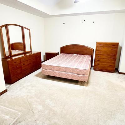 BROYHILL ~ Premium Collections ~ Mahogany Queen/Full ~ Four (4) Piece Bedroom Suite