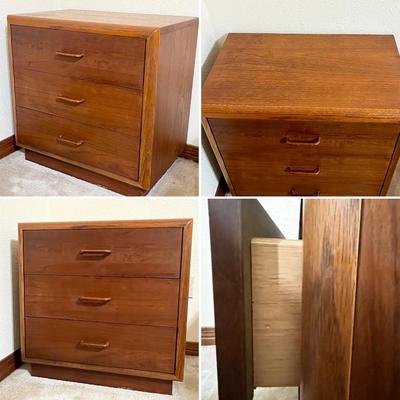 BROYHILL ~ Premium Collections ~ Mahogany Queen/Full ~ Four (4) Piece Bedroom Suite