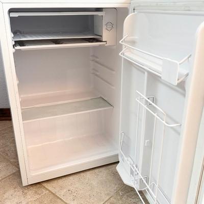 ARCTIC FRESH ~ Mini Fridge