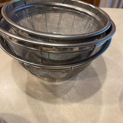K83- Wire colanders, metal bowls, beater