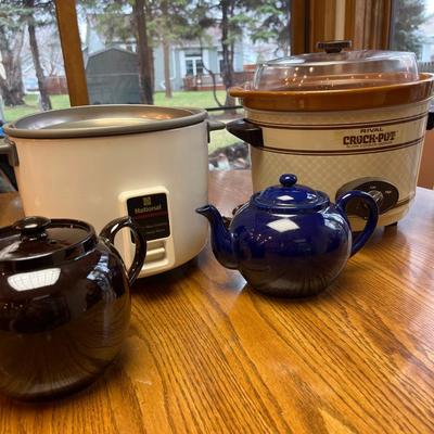 K99- Crockpot, rice maker, 2 teapots