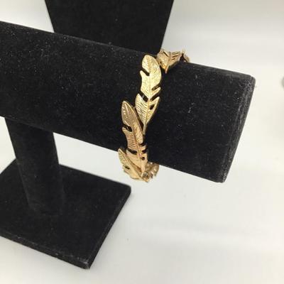 Gold toned stretchy leaf bracelet