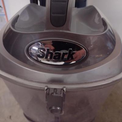 Shark Lift-Away Deluxe Vacuum Cleaner