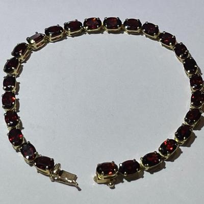 Vintage Ladies Dainty 10k Yellow Gold 7" Garnet Tennis Bracelet 4.1 Pennyweights TW in VG Preowned Condition.