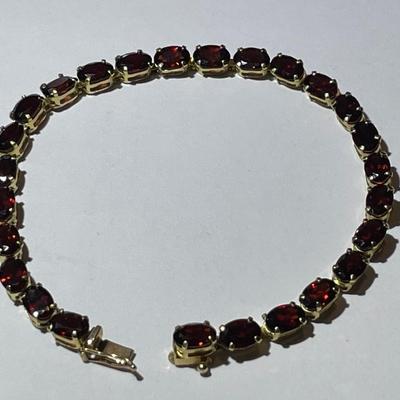 Vintage Ladies Dainty 10k Yellow Gold 7" Garnet Tennis Bracelet 4.1 Pennyweights TW in VG Preowned Condition.