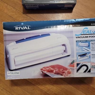 New Seal“¢a“¢Meal Vacuum food sealer w/additional bags and cannisters