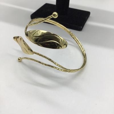 Unique gold toned bracelet