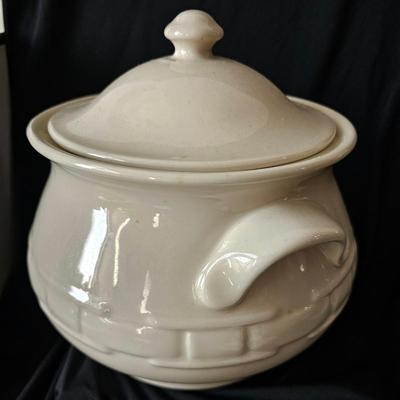Sale Photo Thumbnail #24: excellent condition large soup tureen looks to hold many quarts of soup for a large family meal by Longaberger, off-white ceramic