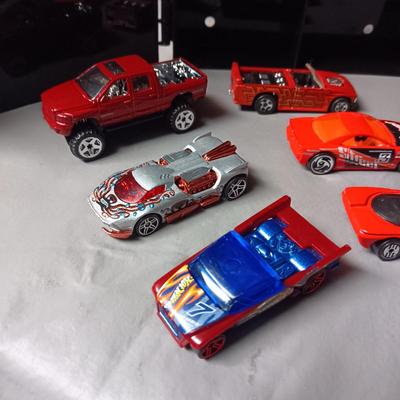6 HOT WHEELS CARS/TRUCK IN A CARRY CASE
