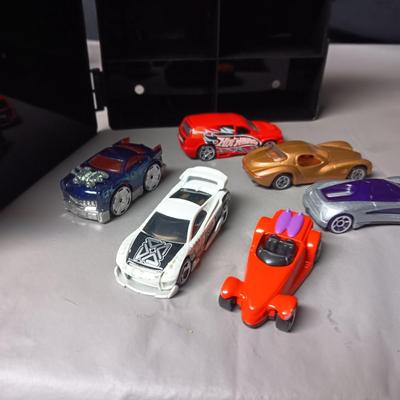 6 HOT WHEELS CARS IN A CARRY CASE