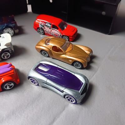 6 HOT WHEELS CARS IN A CARRY CASE