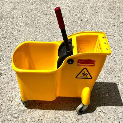 Rubbermaid Commercial Products Mop Bucket with Wringer
