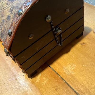 Treasure chest decanter set