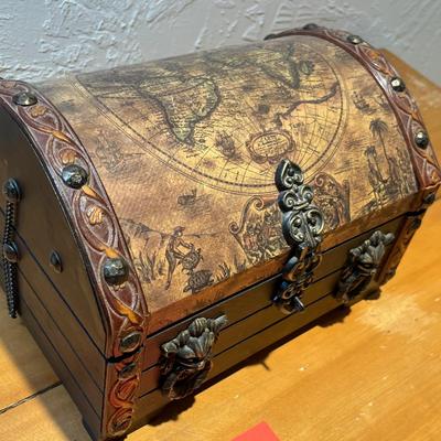 Treasure chest decanter set
