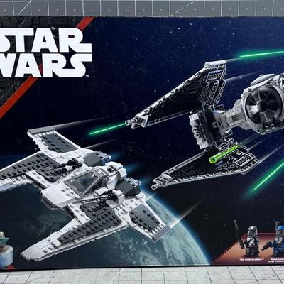 LEGO Star Wars #75348 Mandalorian Fang fighter  Unbuilt