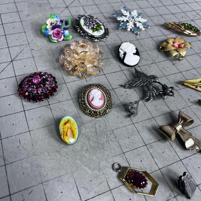 Big Collection of VINTAGE Pins & Brooches