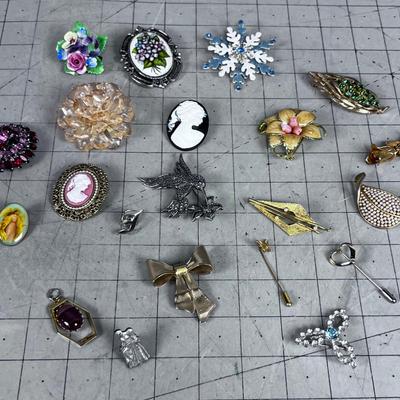 Big Collection of VINTAGE Pins & Brooches
