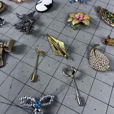 Big Collection of VINTAGE Pins & Brooches