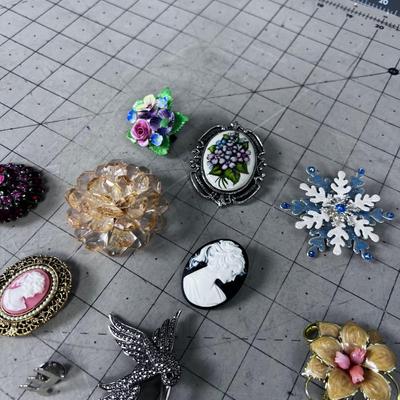 Big Collection of VINTAGE Pins & Brooches