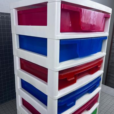 Plastic Cubby with (2) Divided Drawers and 4 With Lids. 