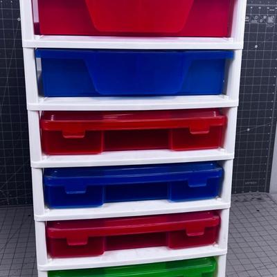 Plastic Cubby with (2) Divided Drawers and 4 With Lids. 