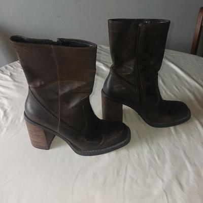 LADIES SKECHERS "SOMETHIN' ELSE" BROWN BOOTS SIZE 7