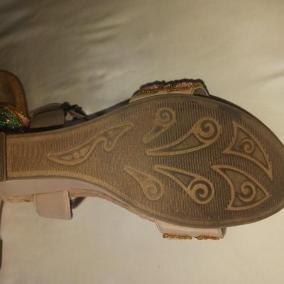 LADIES WHITE MOUNTAIN BEADED WEDGE SANDALS SIZE 7.5