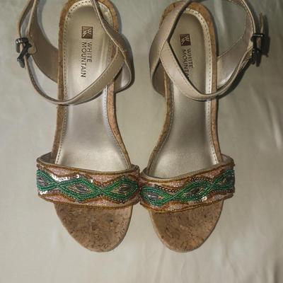 LADIES WHITE MOUNTAIN BEADED WEDGE SANDALS SIZE 7.5
