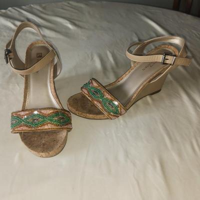 LADIES WHITE MOUNTAIN BEADED WEDGE SANDALS SIZE 7.5
