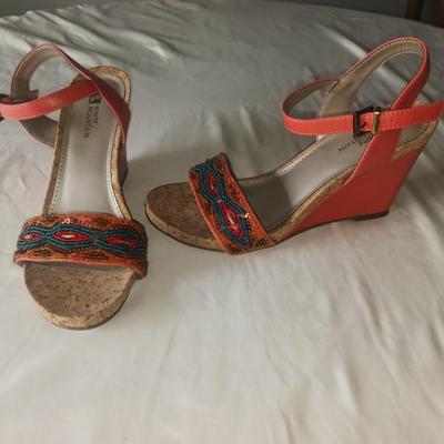 LADIES WHITE MOUNTAIN BEADED WEDGE SANDALS SIZE 7.5