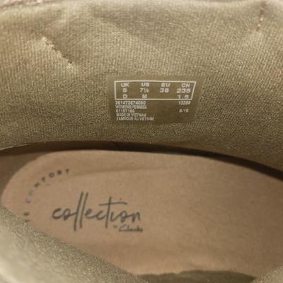 LIKE NEW LADIES COLLECTION BY CLARKS SHORT BOOTS SIZE 7.5