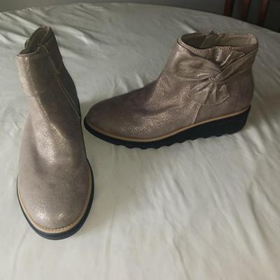 LIKE NEW LADIES COLLECTION BY CLARKS SHORT BOOTS SIZE 7.5