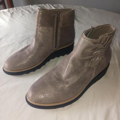 LIKE NEW LADIES COLLECTION BY CLARKS SHORT BOOTS SIZE 7.5