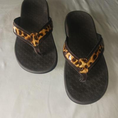 LIKE NEW LADIES VIONIC FLIP FLOPS/SANDALS SIZE 7.5