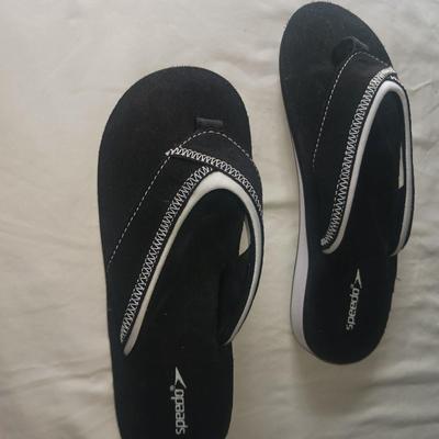 LIKE NEW LADIES SPEEDO FLIP FLOPS SIZE 7.5